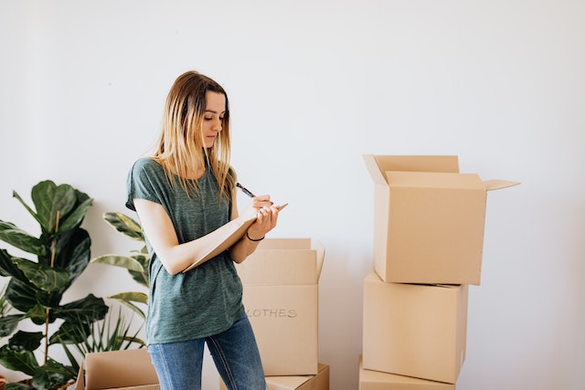 feminine-tenant-moving-in-texas-rental-boxes